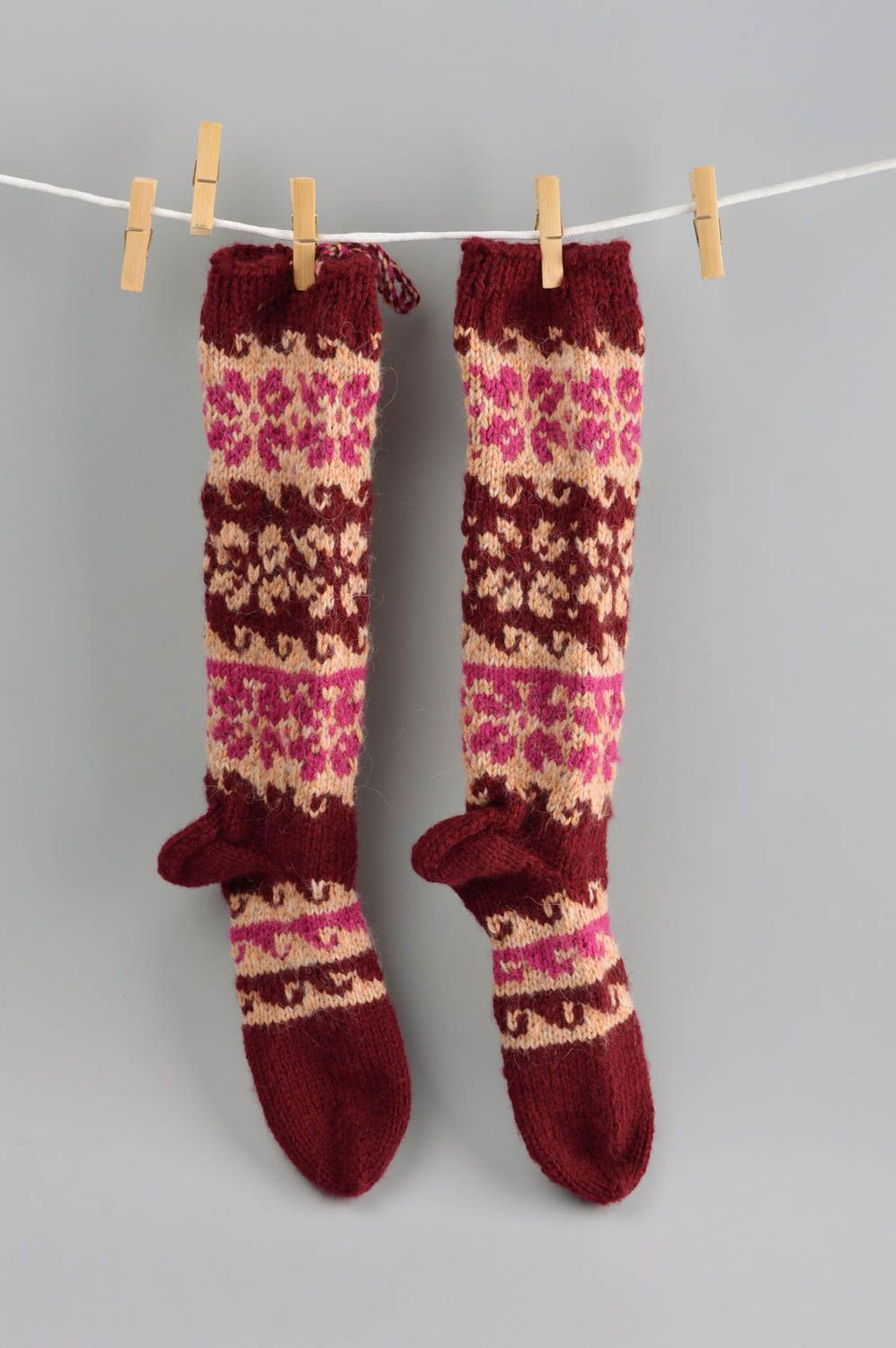 Chaussettes en laine femme faites main bordeaux à motifs Vêtements hiver femme photo 1