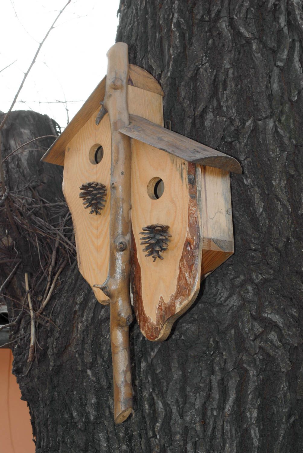 Nichoir pour oiseaux en bois décoré de cônes fait main pour deux familles photo 1