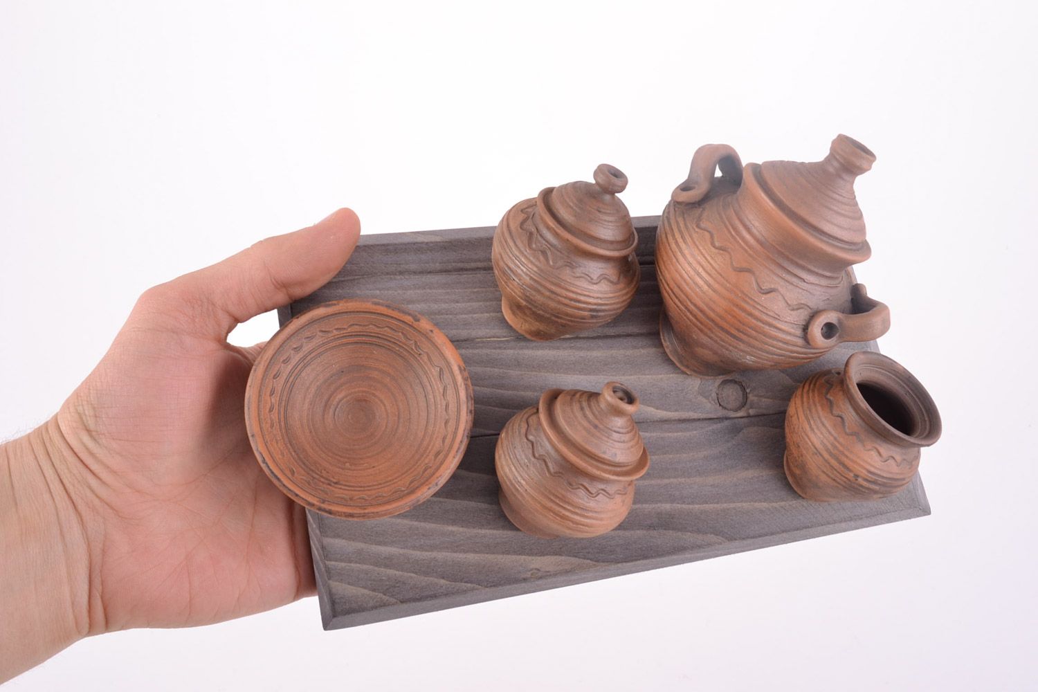 Объемное панно в виде деревянной доски с глиняной посудой кухонное хэнд мэйд фото 2
