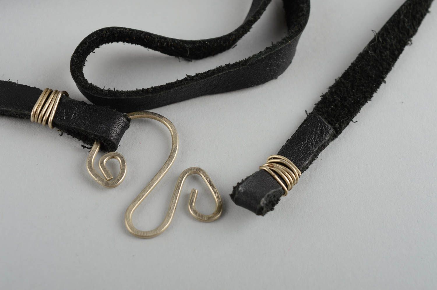 Bracelet en cuir Bijoux fait main noir Accessoire femme original métal cadeau photo 5