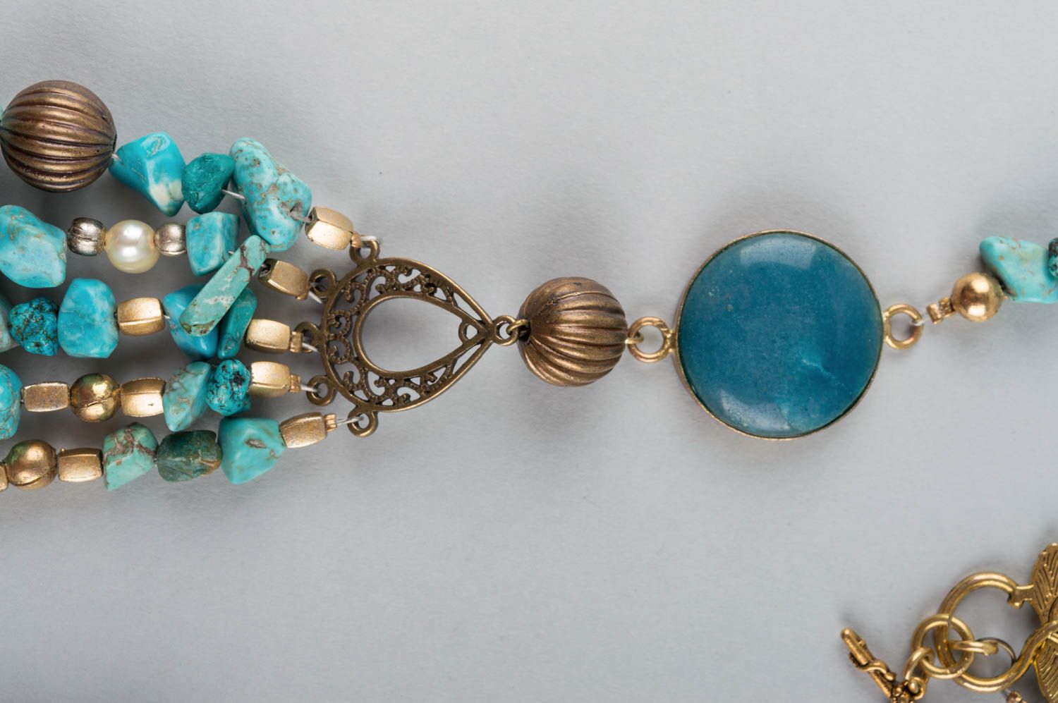 Ungewöhnliches hellblaues handgemachtes Collier aus Naturstein auf Lederbasis foto 4