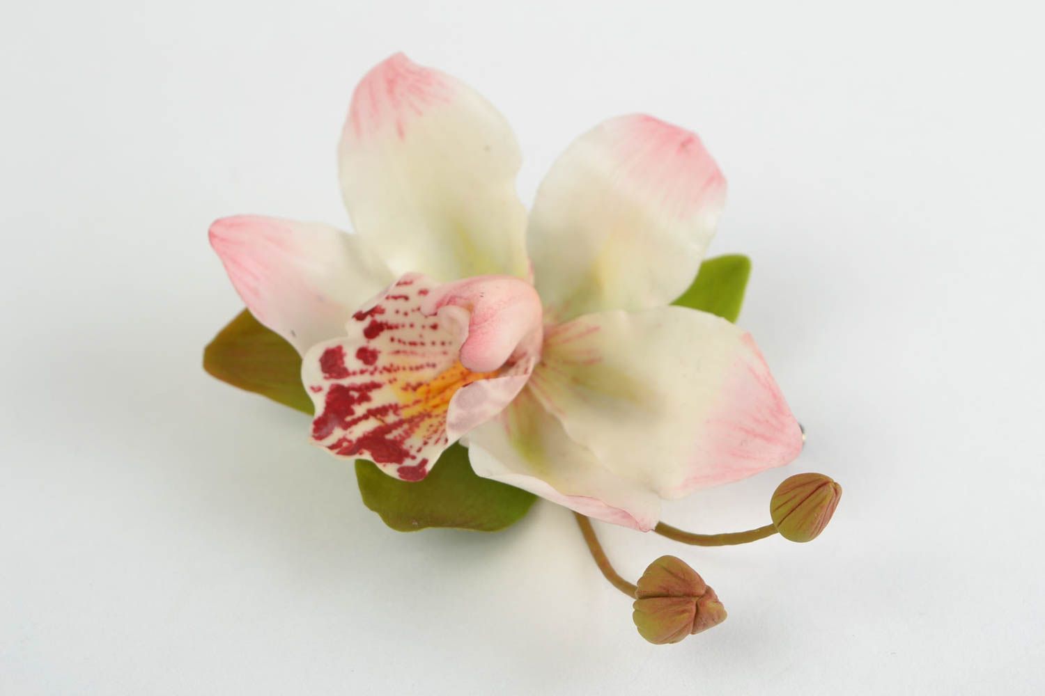 Цветочная заколка-брошь из холодного фарфора хэнд мэйд в виде орхидеи цимбидиум фото 3