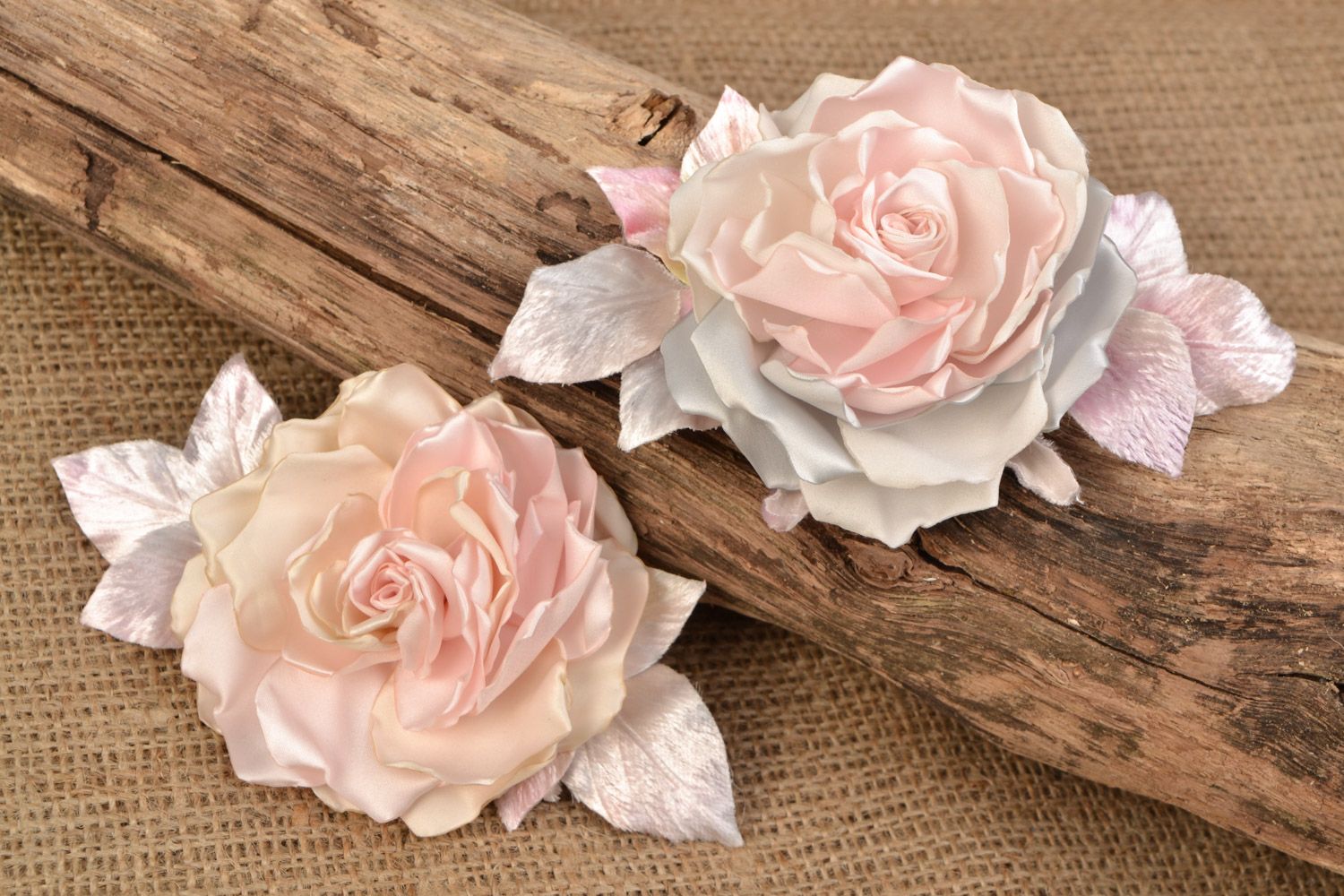 Set de broches originales de tela con forma de rosas 2 piezas tonos pasteles estilosos para mujer hechos a mano  foto 1
