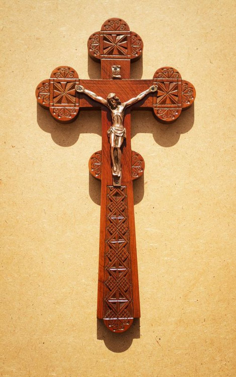 Настенный крест с распятием фото 2