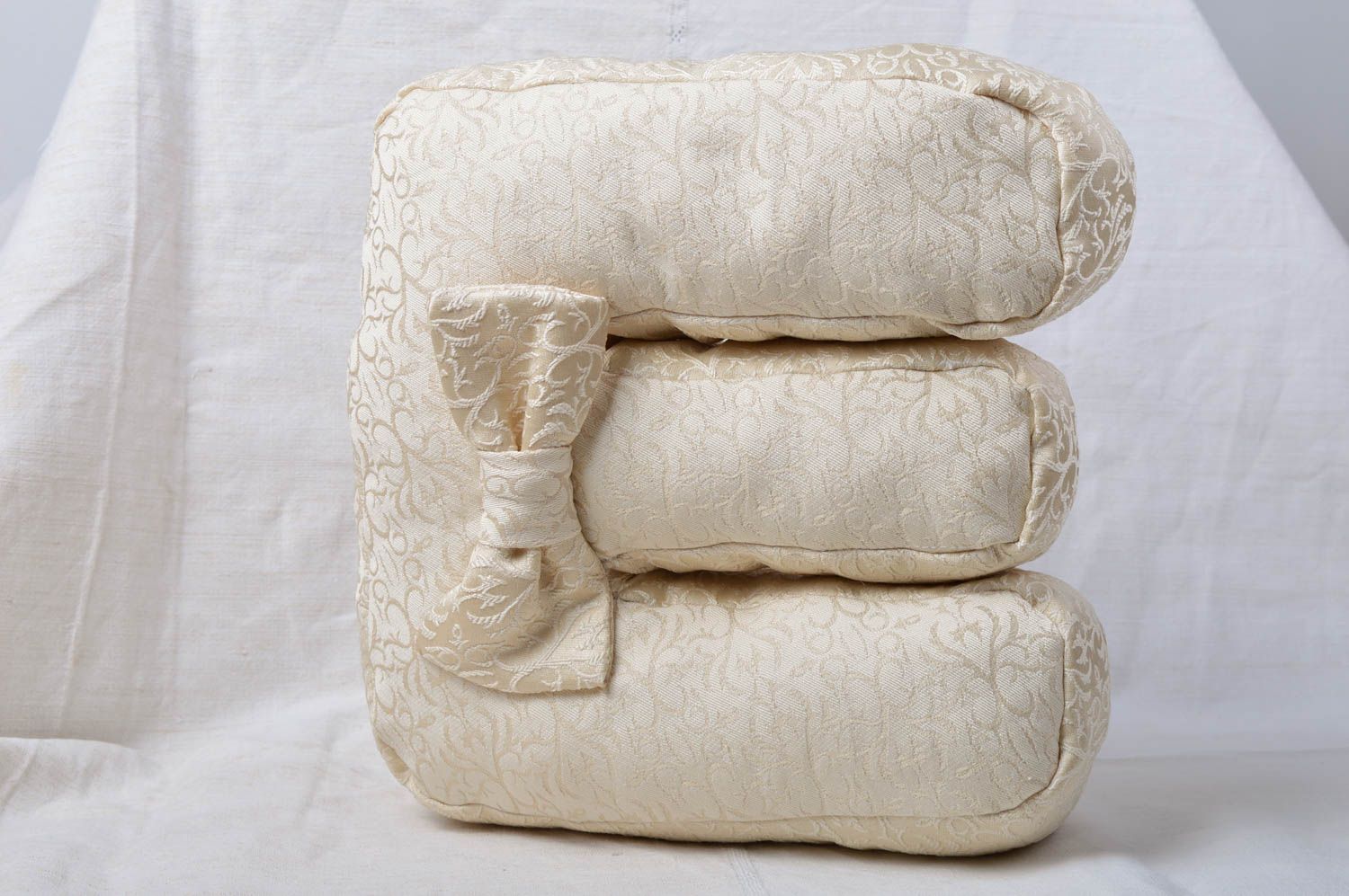 Coussin Lettre en tissu de jacquard fait main blanc avec neoud Déco maison photo 1