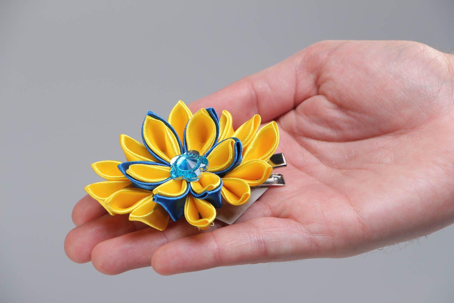 Barrette faite main originale en rubans de satin en forme de fleur jaune bleu photo 5