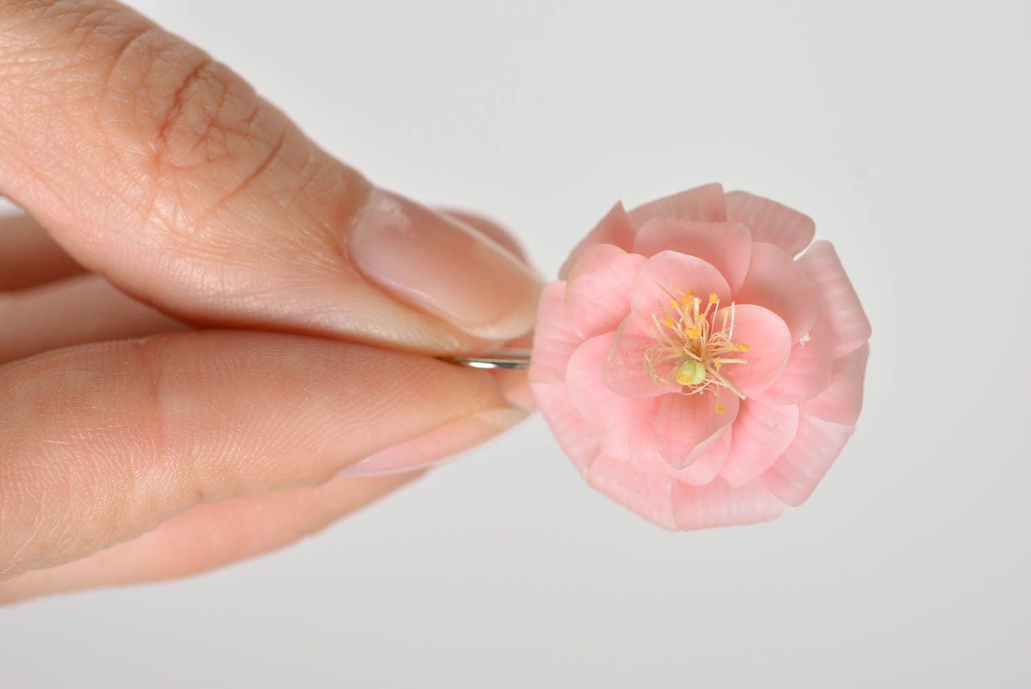 Розовые серьги цветы из полимерной глины вылепленные вручную нарядные красивые фото 4