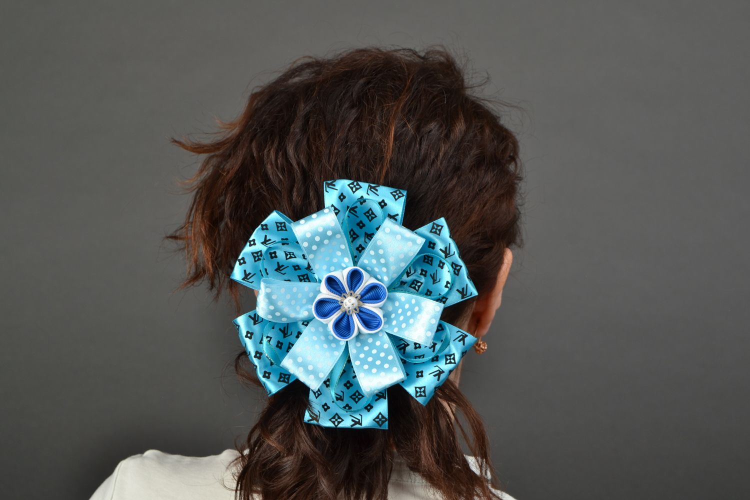 Blauer Haargummi aus Bändern  foto 1