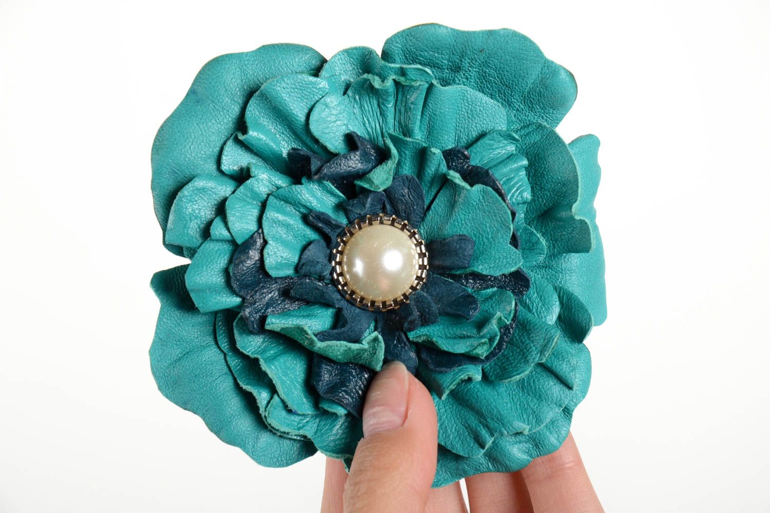 Broche fantaisie Bijou fait main cuir naturel fleur turquoise Accessoire femme photo 3