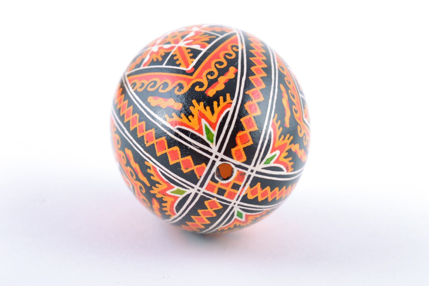 Huevo de Pascua de gallina pintado artesanal con ornamento foto 5