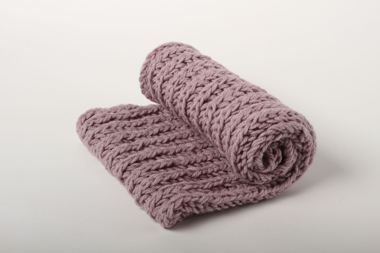 Sciarpa di lana fatta a mano accessorio all'uncinetto da donna in colore lilla foto 2