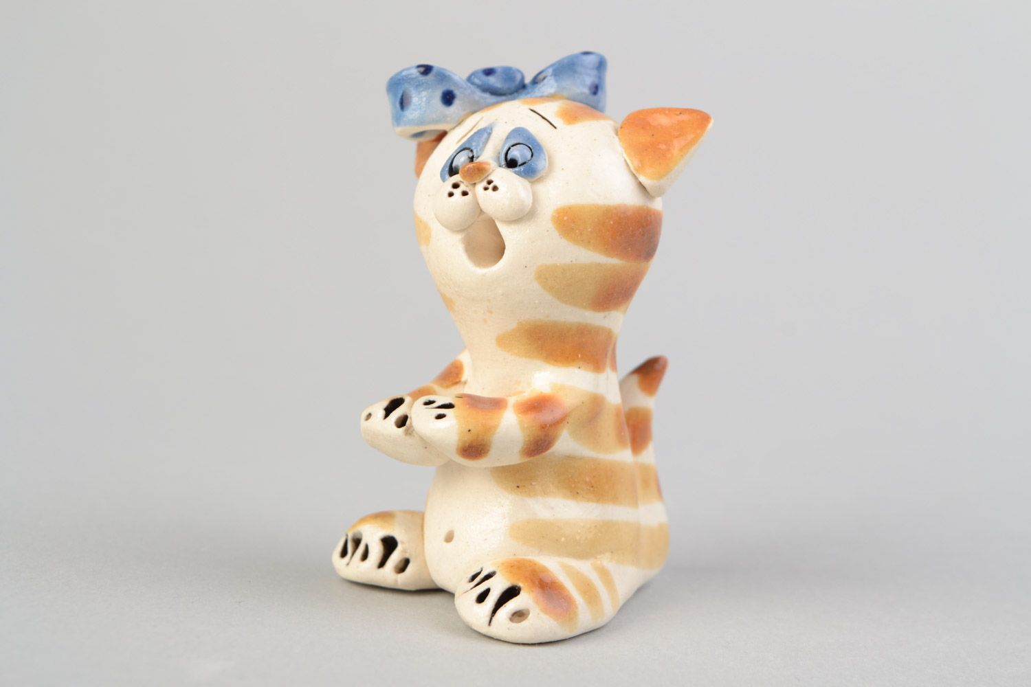 Figura de cerámica hecha a mano y pintada con barniz con forma de gata con lazo  foto 1