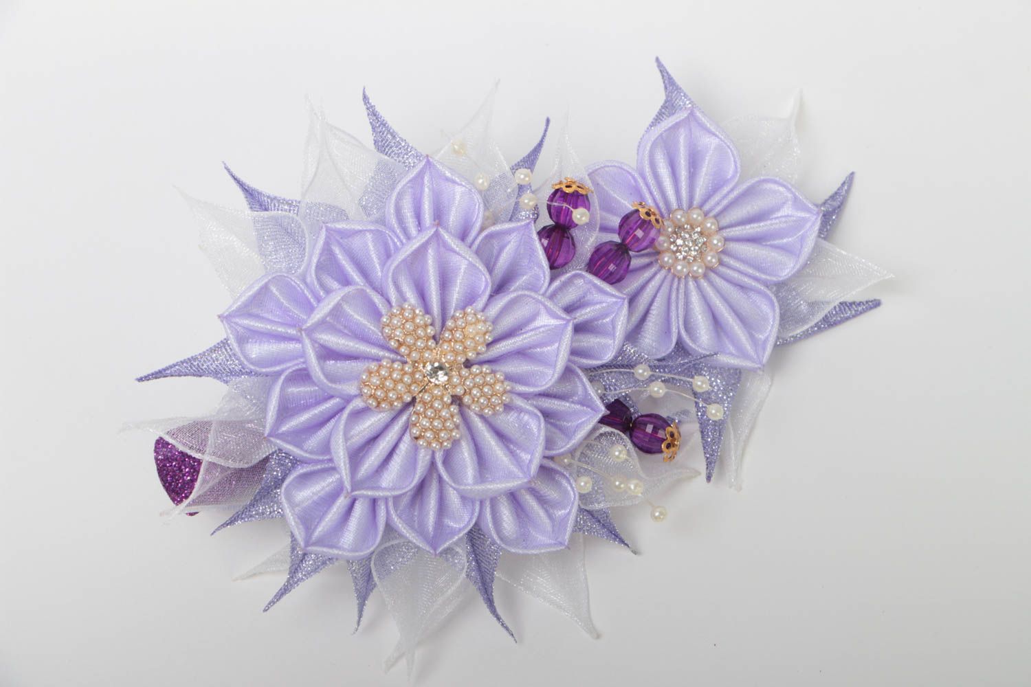 Schöne Kanzashi Haarspange aus Bändern Blume für Frauen künstlerische Handarbeit foto 2