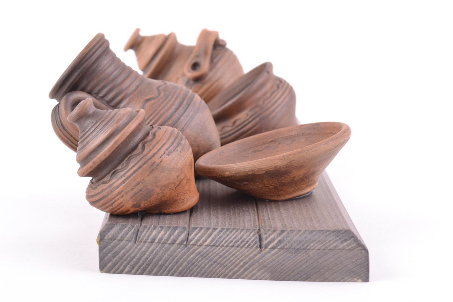 Объемное панно в виде деревянной доски с глиняной посудой в эко-стиле хэнд мэйд фото 3