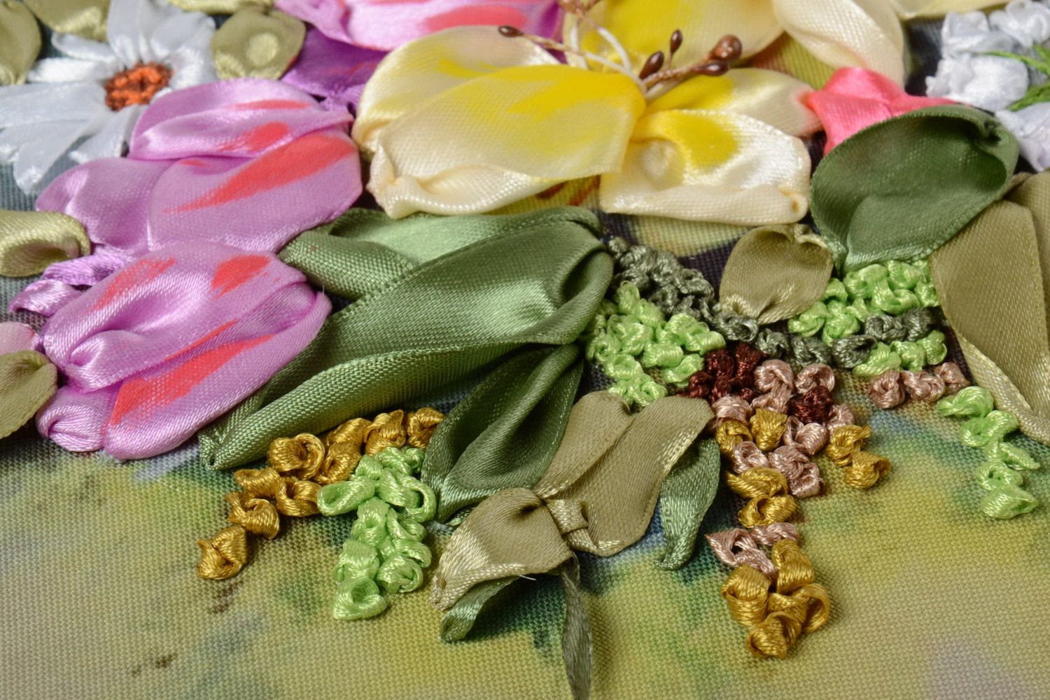 Cuadro bordado con flores de cintas de raso artesanal en marco de madera foto 3