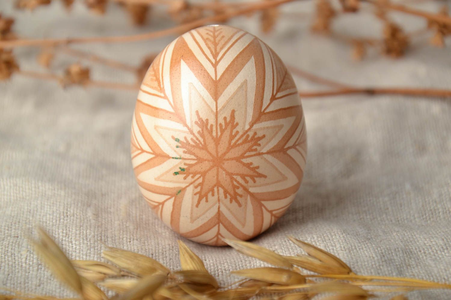 Oeuf de Pâques décoratif peint à la main aux motifs traditionnels cadeau photo 1