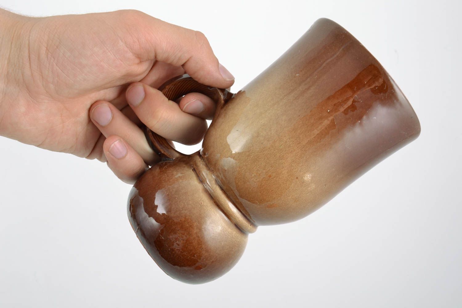 Großer brauner handmade Tasse aus Ton mit Glasur bedeckt schön öko reiner Dekor foto 2