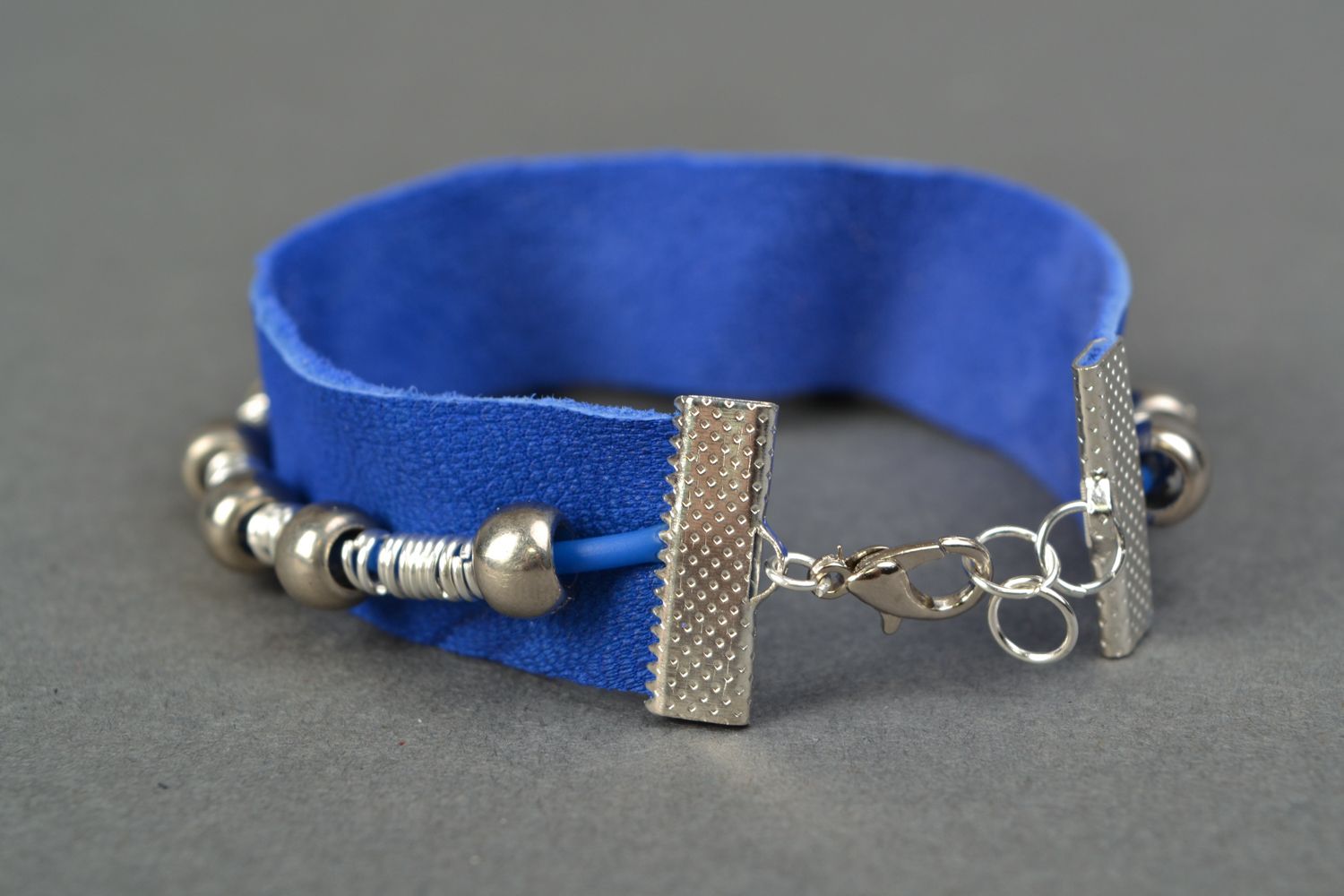 Bracelet en cuir naturel bleu avec chaînette  photo 4