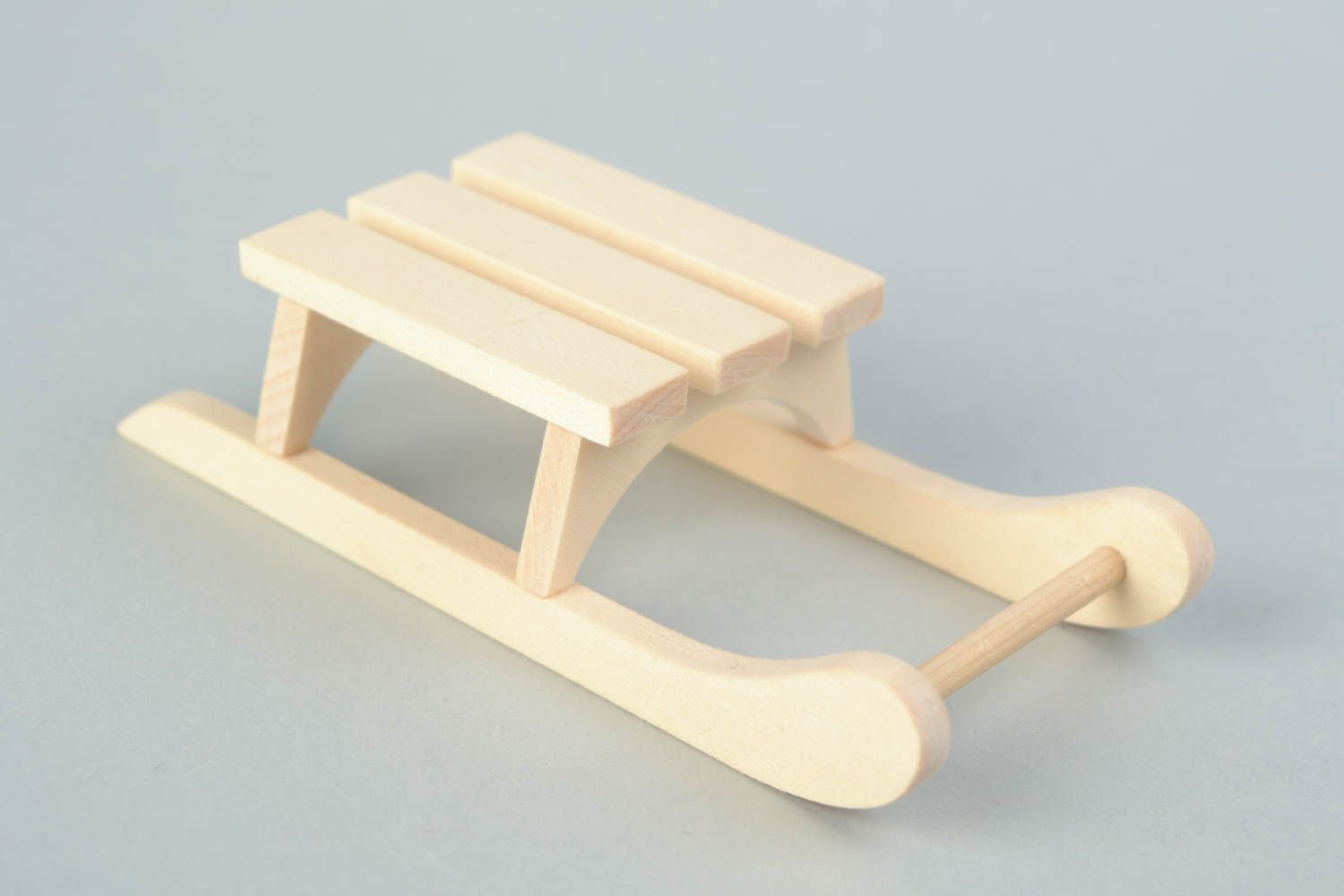Traîneau miniature en bois fait main pratique jouet de sapin original déco photo 1