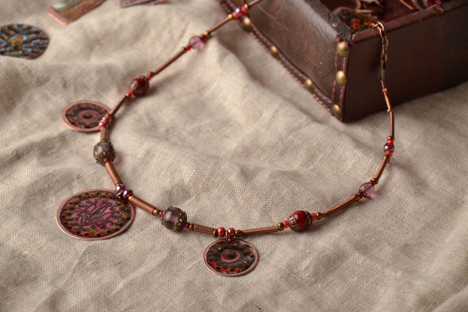 Оригинальное ожерелье из меди с росписью цветными эмалями фото 1
