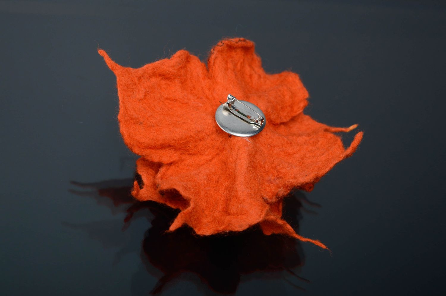 Broche en laine feutrée Fleur orange photo 3