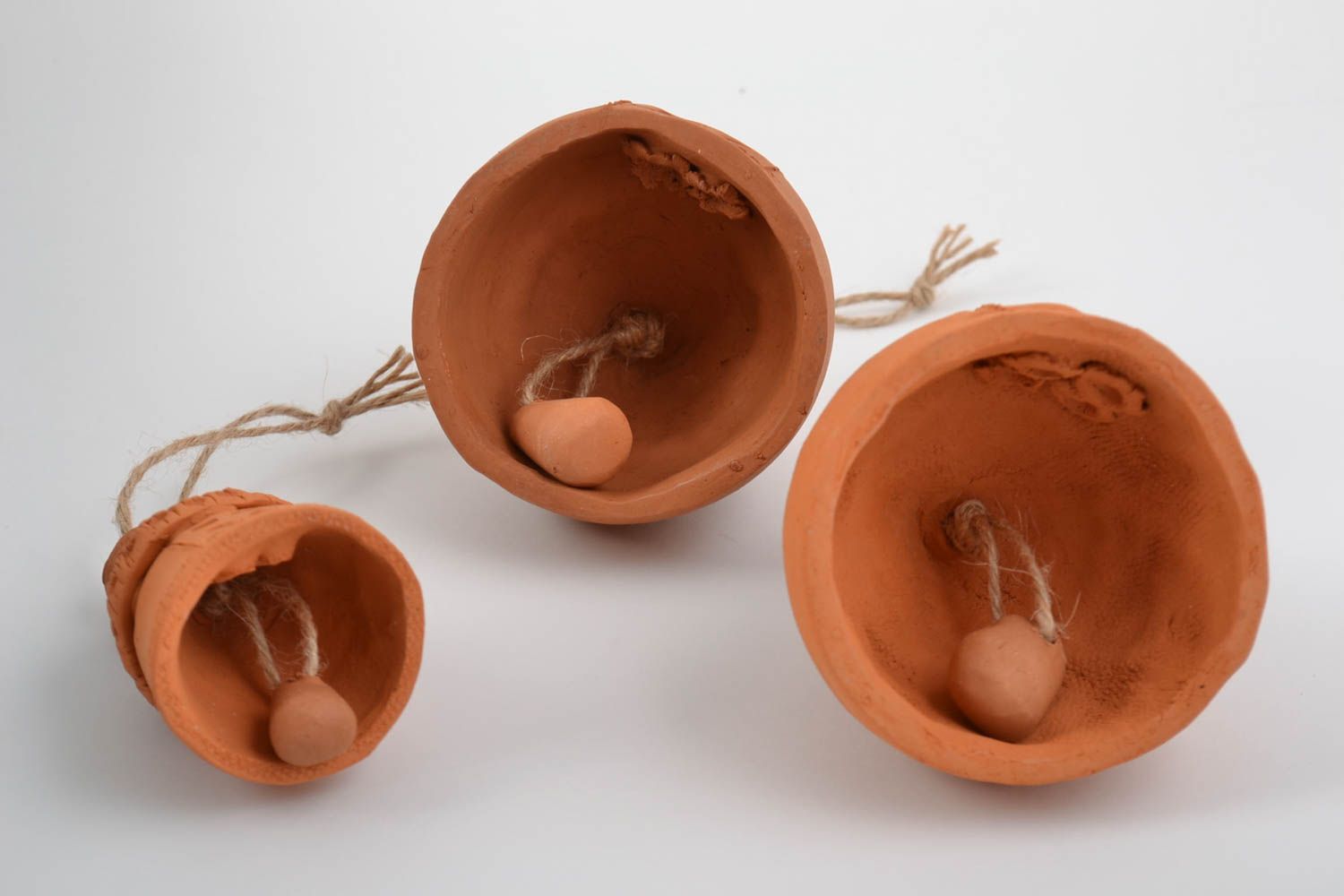 Campanillas cerámicas artesanales con forma de casitas conjunto de tres piezas foto 5