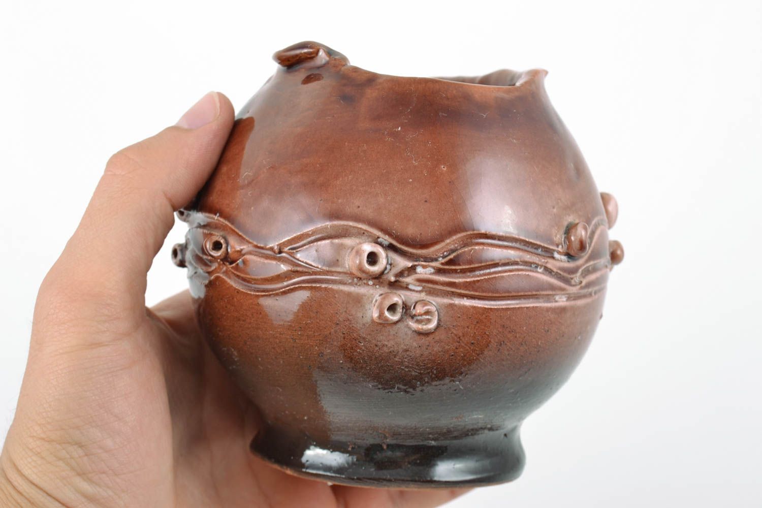 Petit vase en argile recouvert de glaçure rond brun foncé décoré fait main photo 2