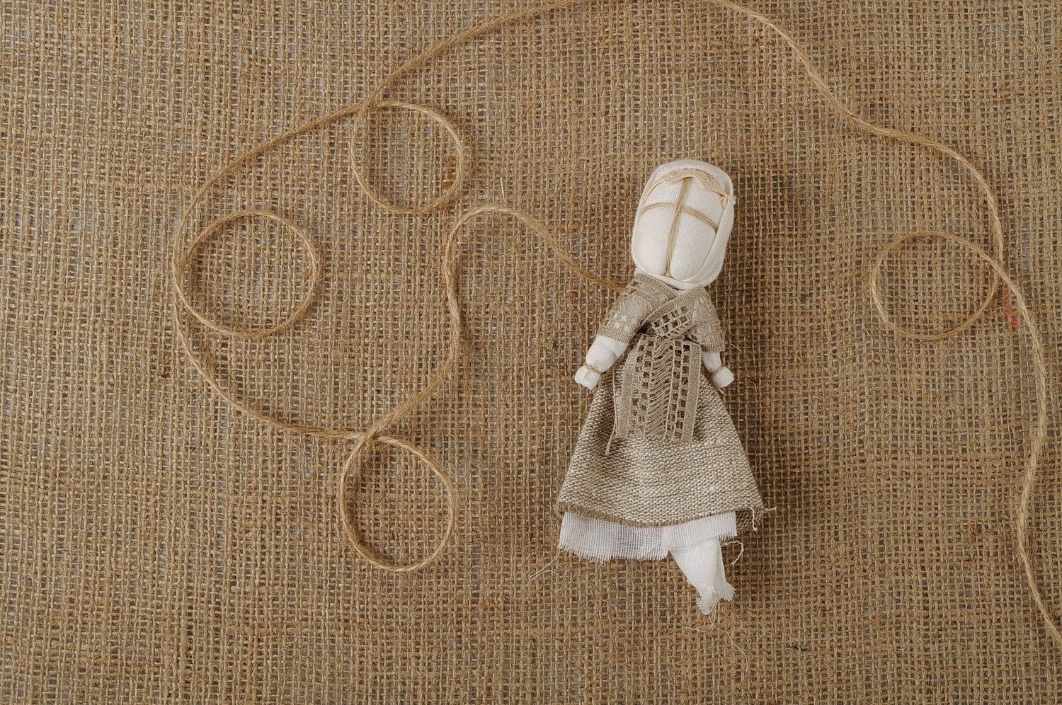 Bambola etnica di stoffa fatta a mano amuleto talismano giocattolo slavo  foto 1