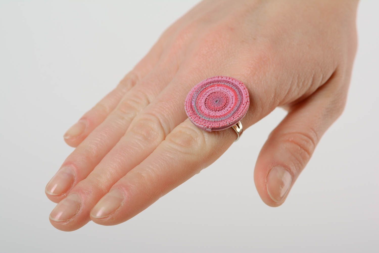 Кольцо из полимерной глины ручной работы круглое розовое рваный край красивое фото 2