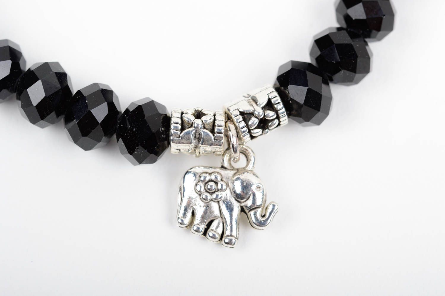 Bracelet en cristaux tchèques fait main noir élégant avec breloque Éléphant photo 4