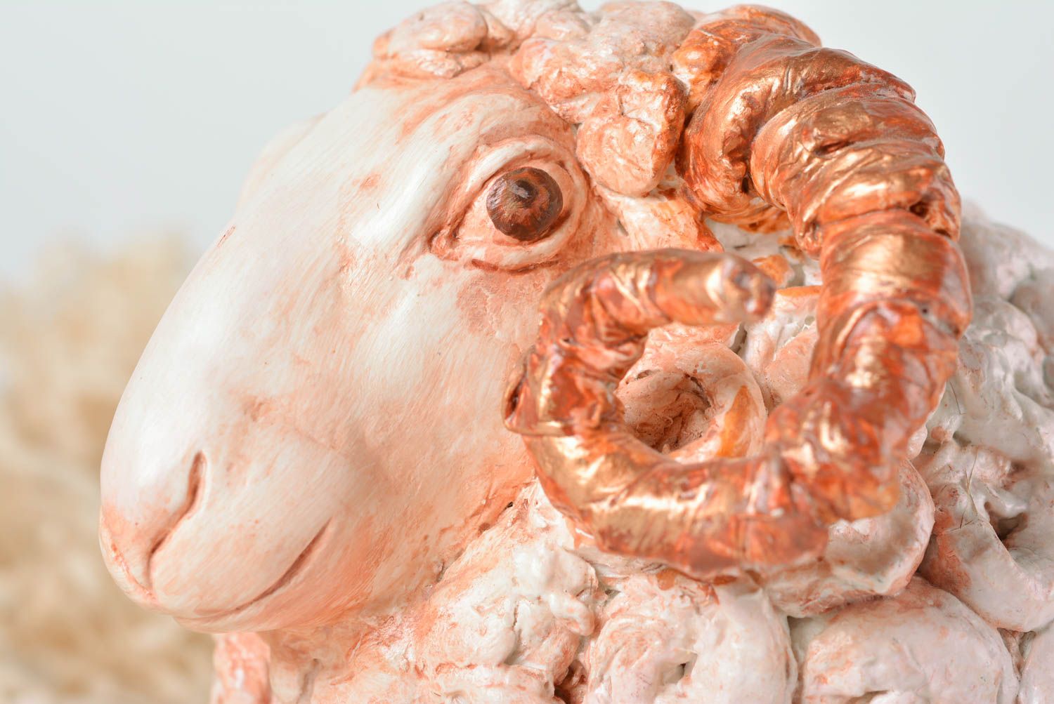 Statuette mouton en argile autodurcissante faite main peinte à l'acrylique photo 2