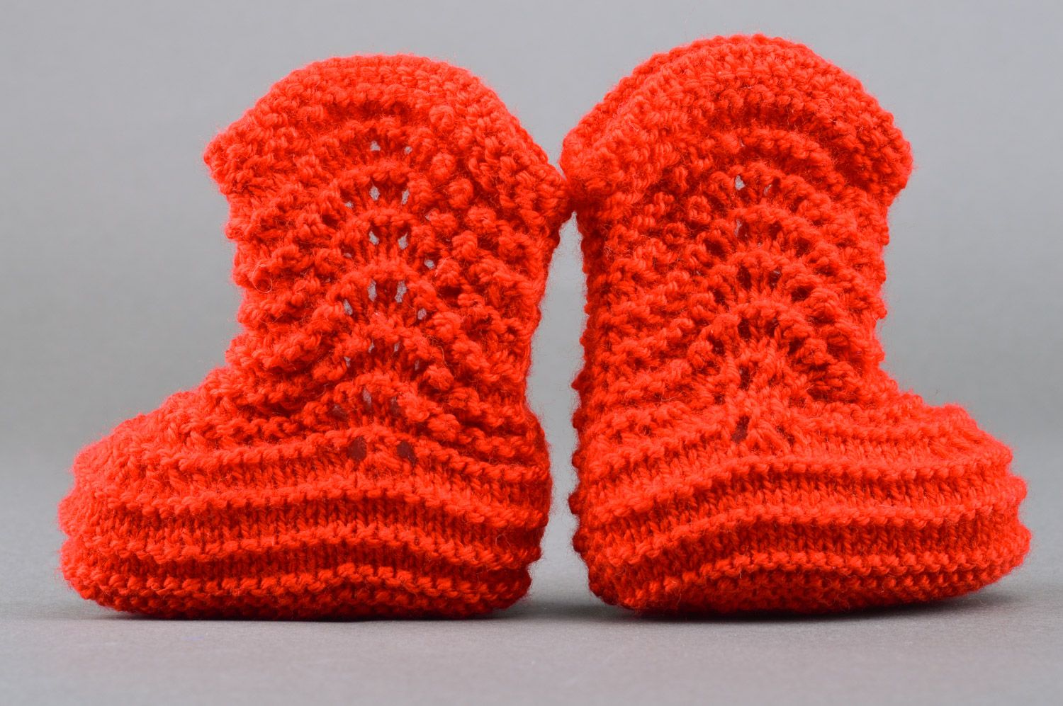 Chaussons de bébé tricotés aux aiguilles avec noeuds en satin faits main rouges photo 2
