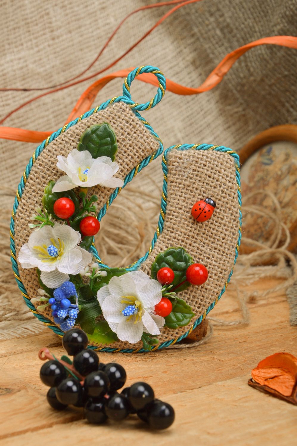 Подкова из мешковины декорированная цветами и ягодками с петелькой ручная работы фото 1