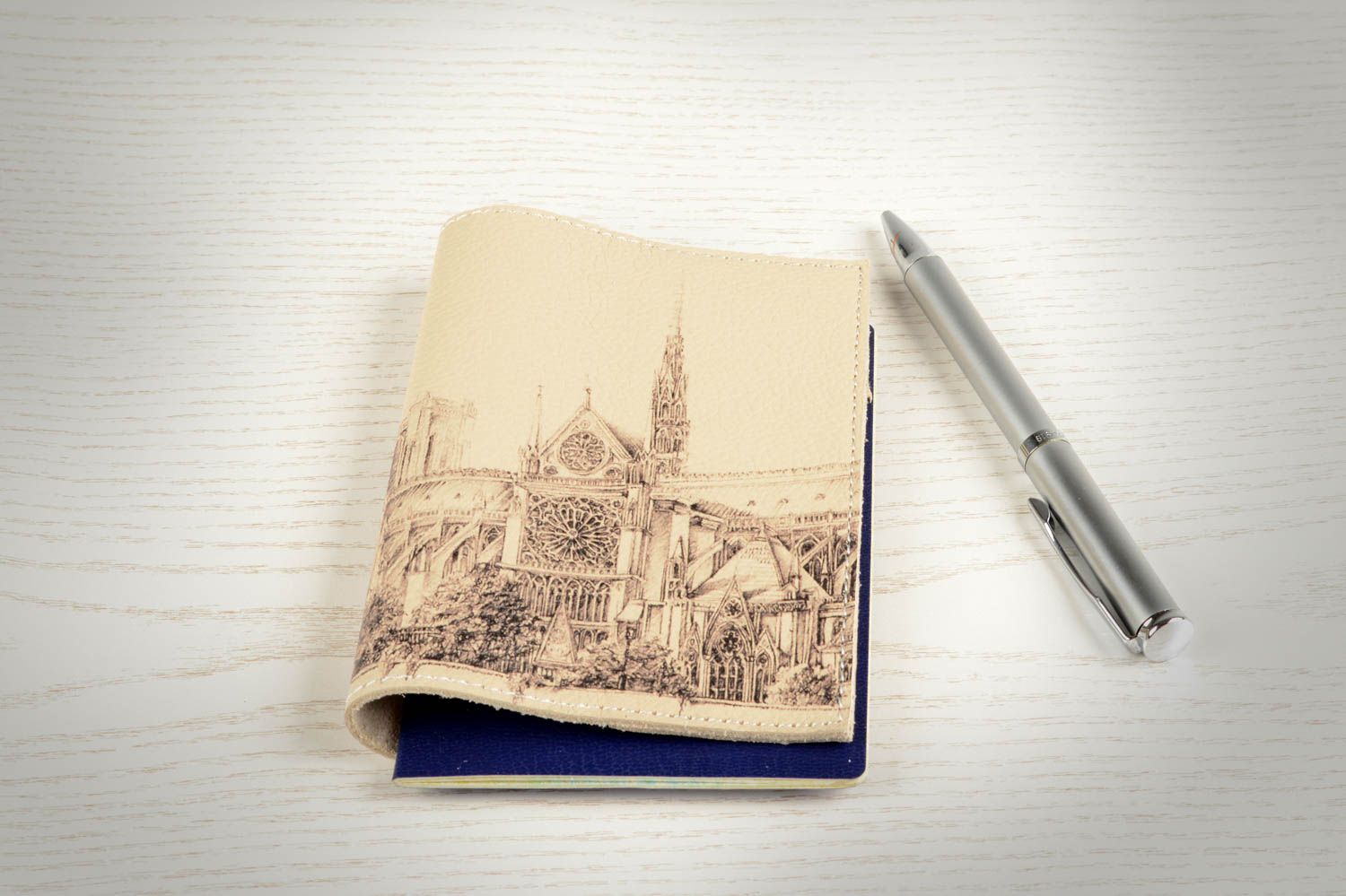 Funda de cuero artesanal regalo original estuche para pasaporte Catedral foto 1