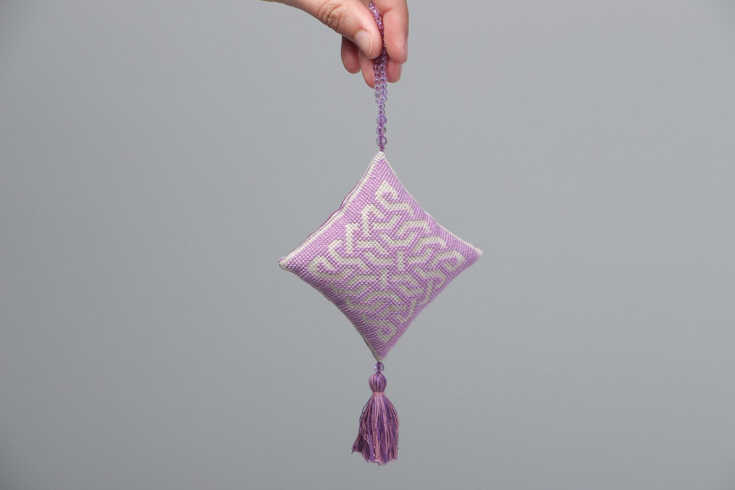 Almohadilla para agujas bordada en punto de cruz con borlas violeta artesanal  foto 5
