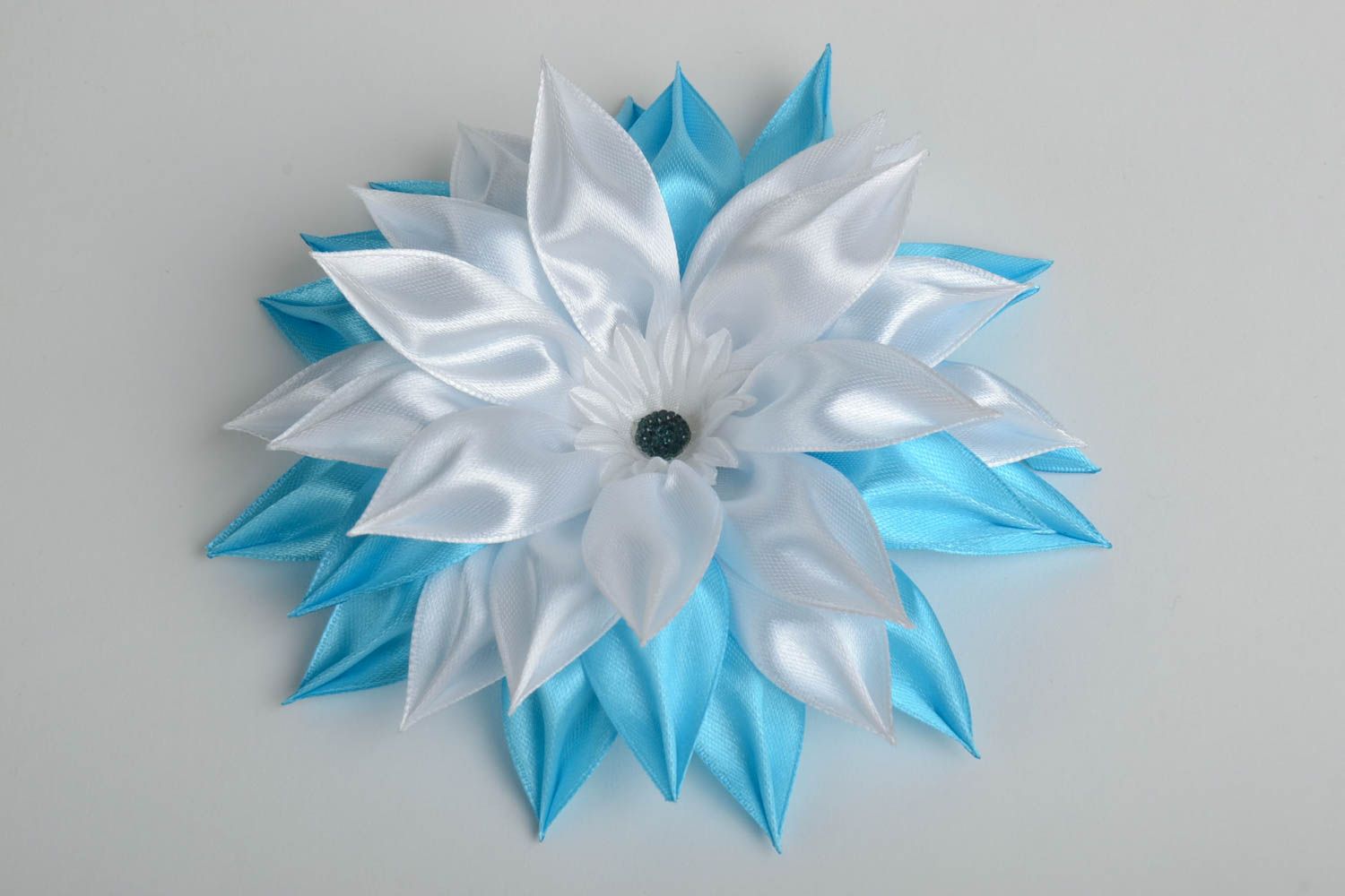 Belle fleur pour bijoux faite main en rubans de satin blanc bleu accessoire photo 4