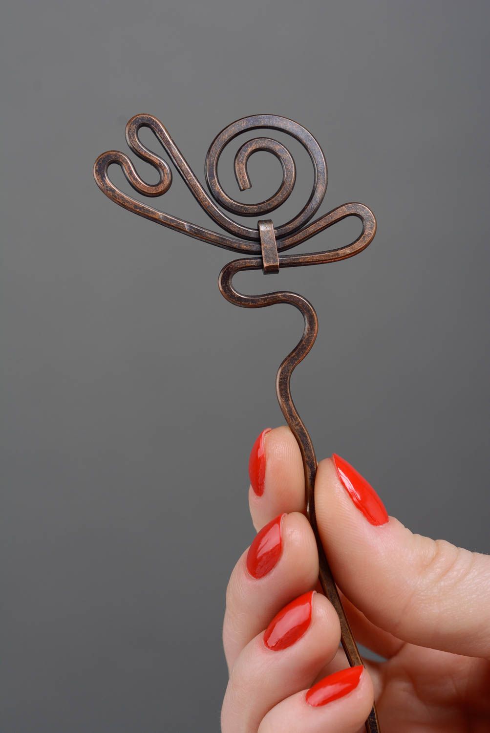 Schöne künstlerische elegante Haarnadel aus Metall in der Wire Wrap Technik foto 3