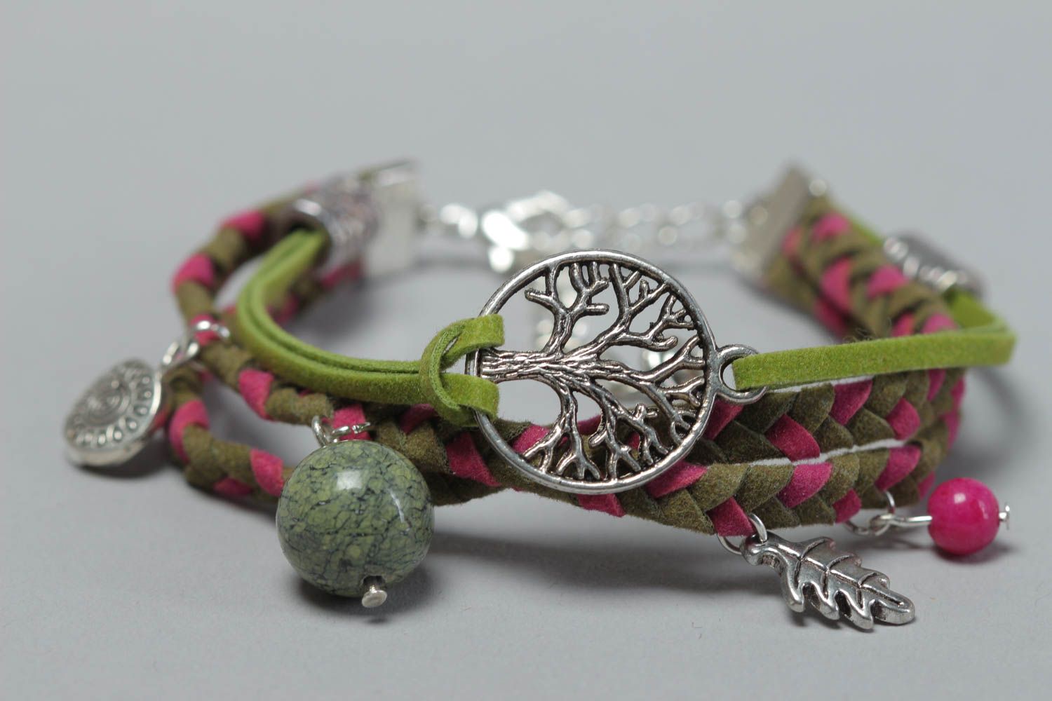 Bracelet en cuir tressé fin vert-rose avec breloques métalliques fait main photo 3