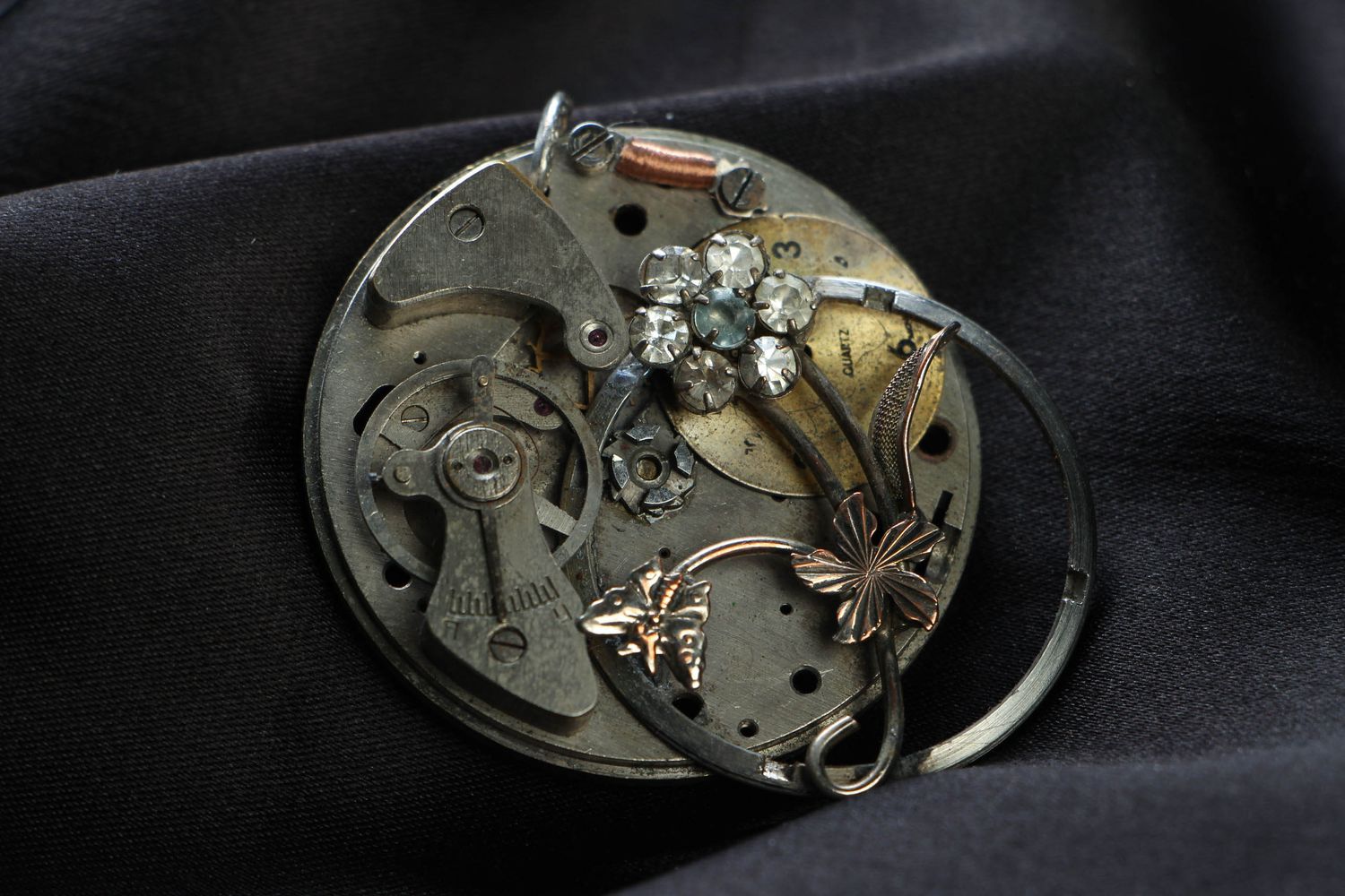 Designer pendant with clockwork mechanism photo 1
