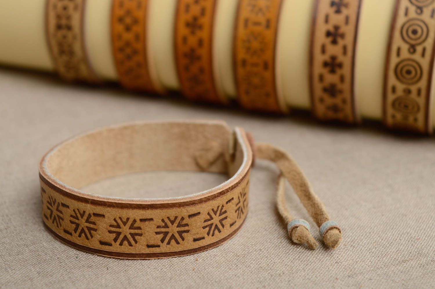 Bracelet fait main de vrai cuir avec ornement accessoire pour hommes et femmes photo 2