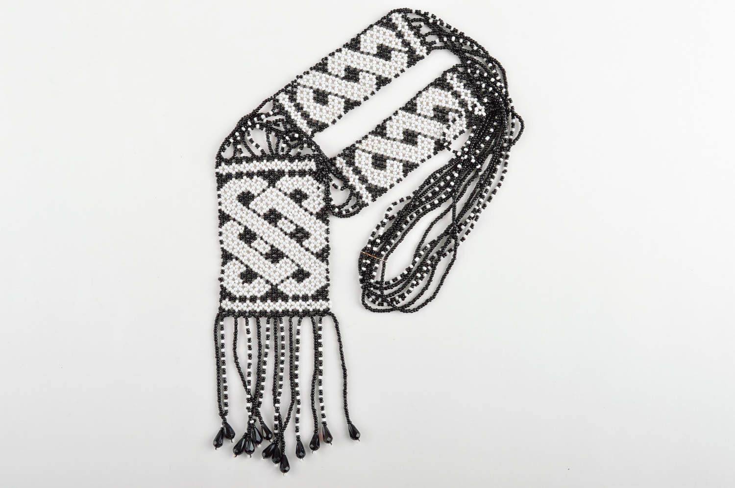 Collana di perline fatta a mano accessorio da donna originale bianco nero foto 4