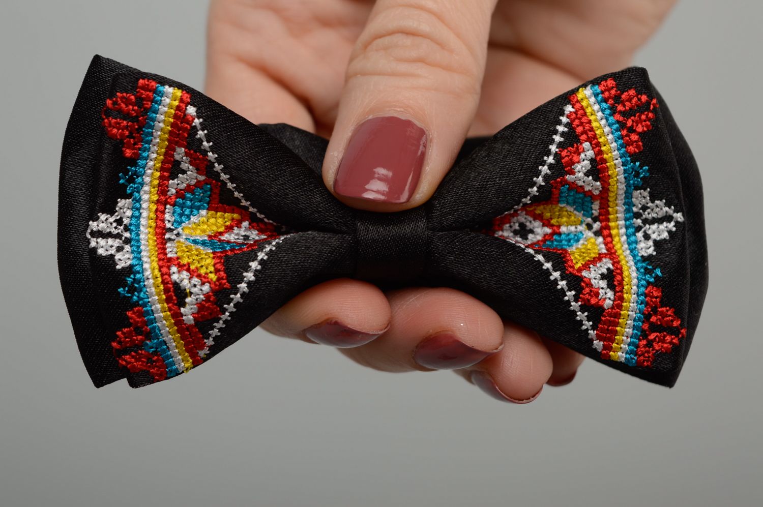 Bow tie with cross stitch embroidery in ethnic style photo 3