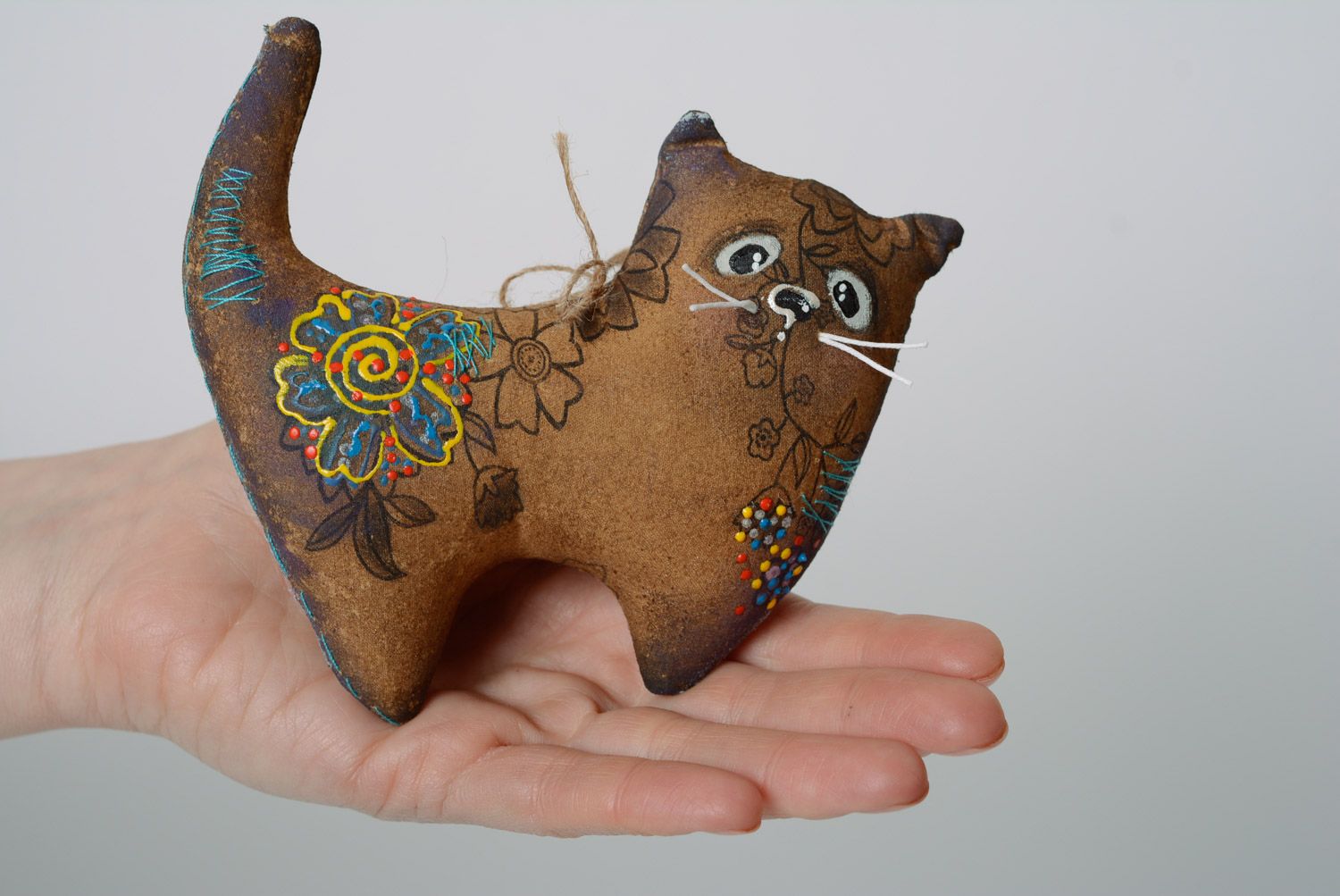 Мягкая игрушка ручной работы котик из хлопка с пропиткой кофе расписной фото 3