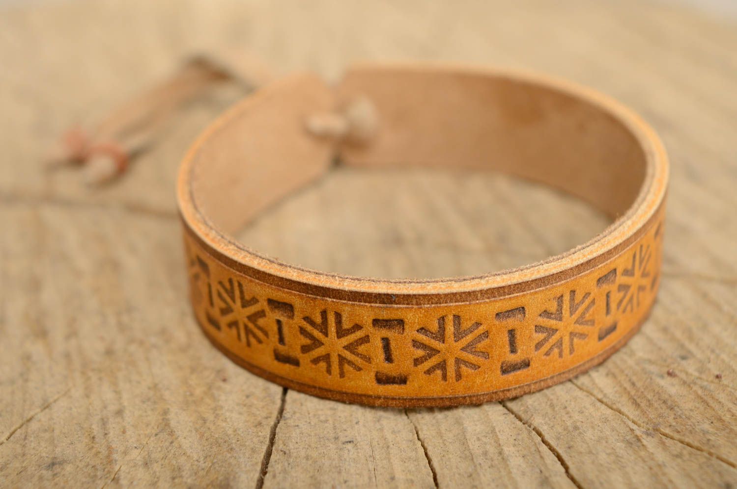 Light brown genuine leather bracelet with pattern photo 1
