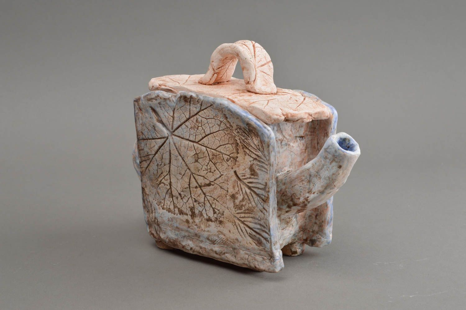 Статуэтка из шамотной глины расписанная глазурью в виде чайника ручной работы фото 3