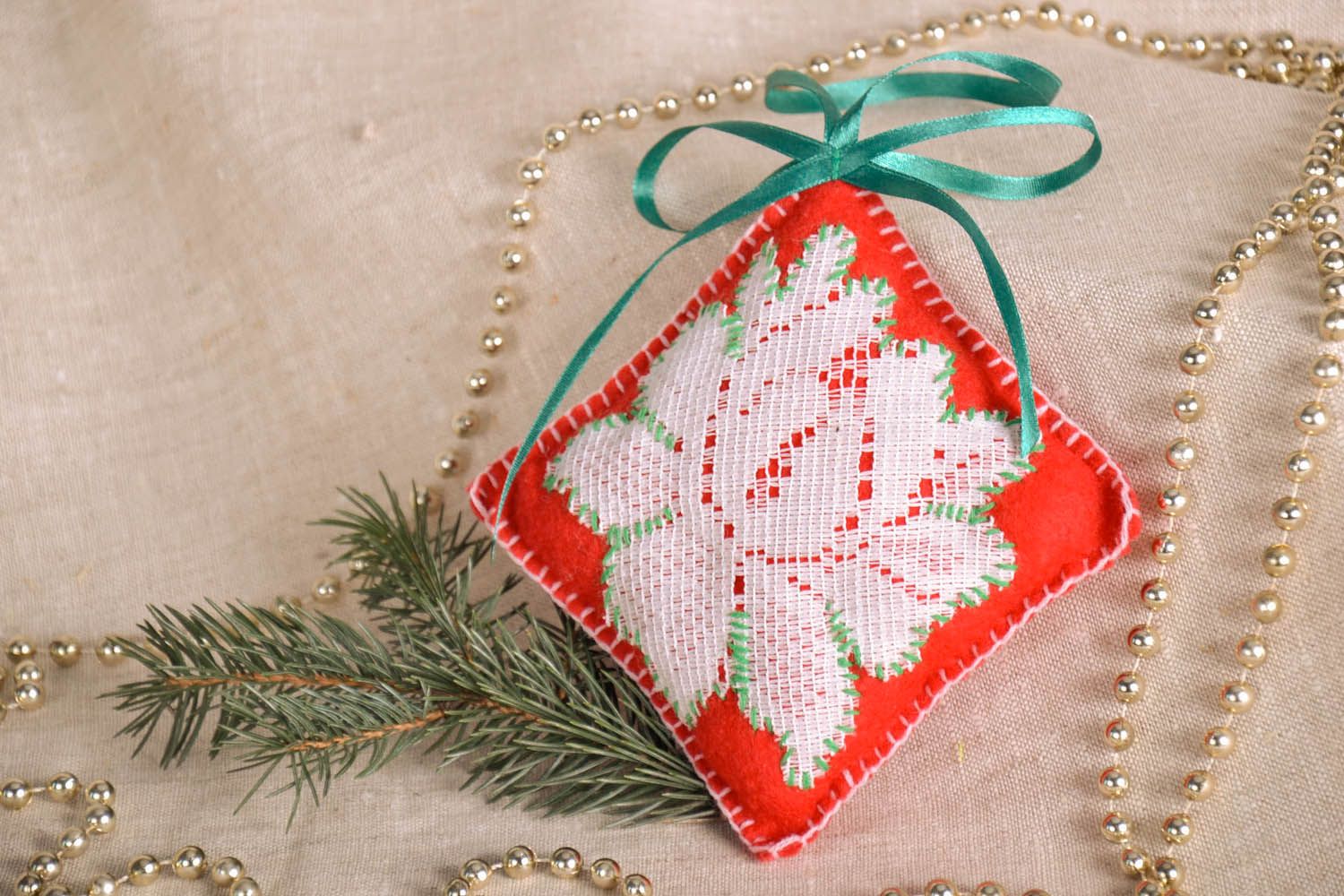 Brinquedo de Natal feito de fleece decorado com bordados à mão, fita e renda foto 1
