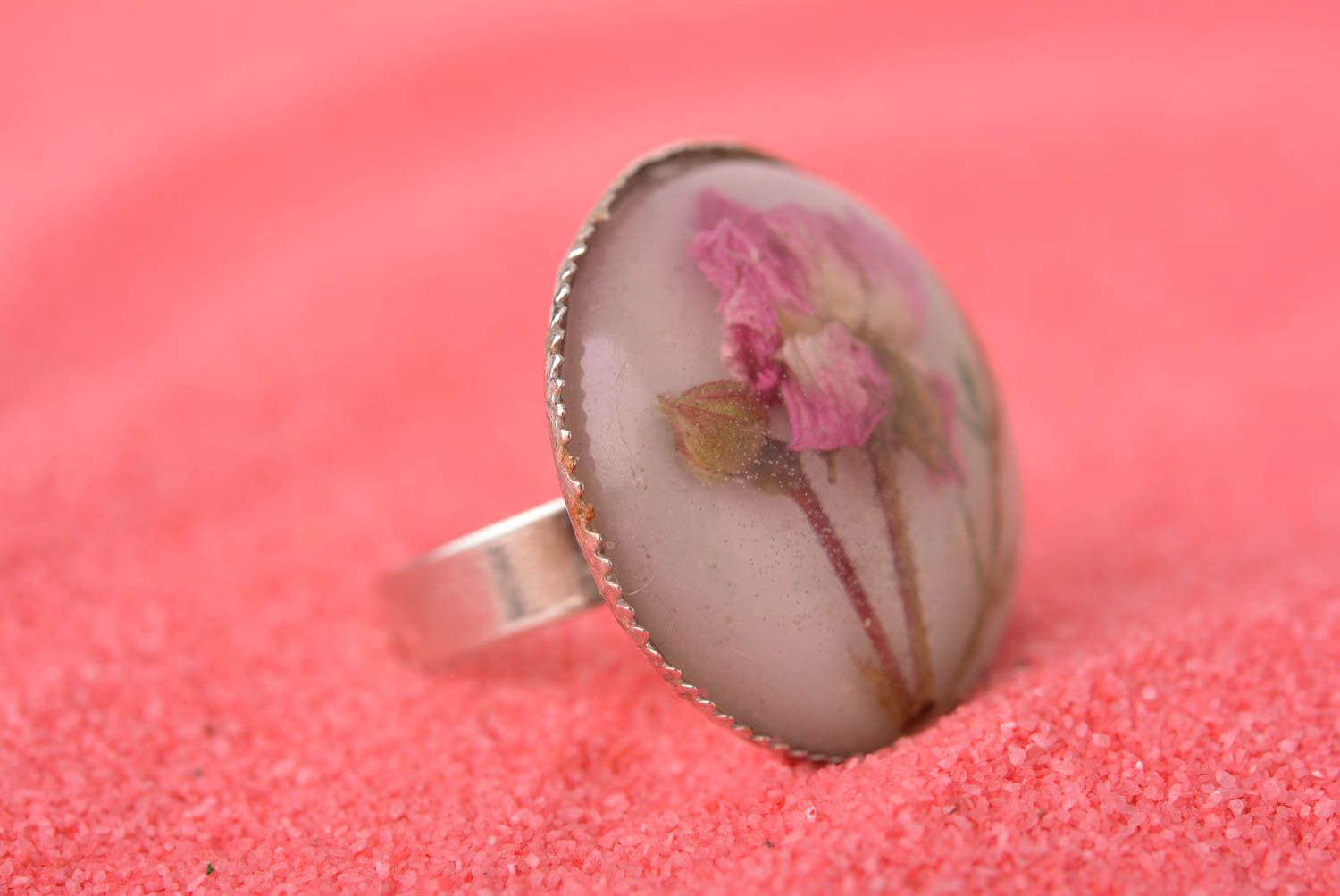 Bague ronde Bijou fait main fleur rose sur fond blanc Accessoire pour femme photo 1