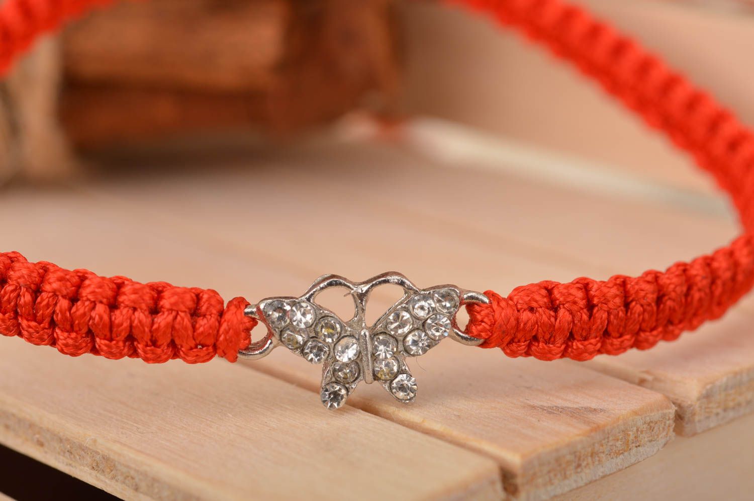 Bracelet fait main tressé en fils de soie avec papillon métallique rouge photo 1
