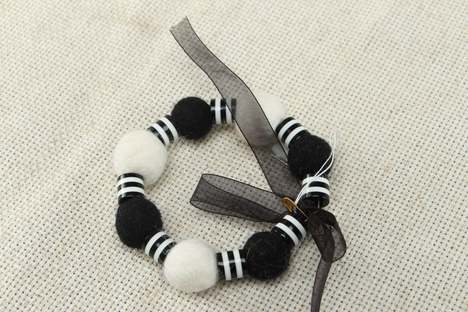 Bracelet en laine feutrée fait main Cinéma en noir et blanc photo 1