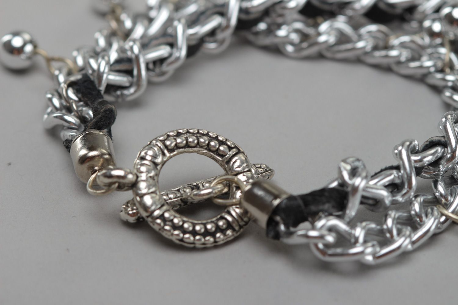 Bracelet chaîne métallique avec perles fantaisie et cuir naturel fait main photo 4